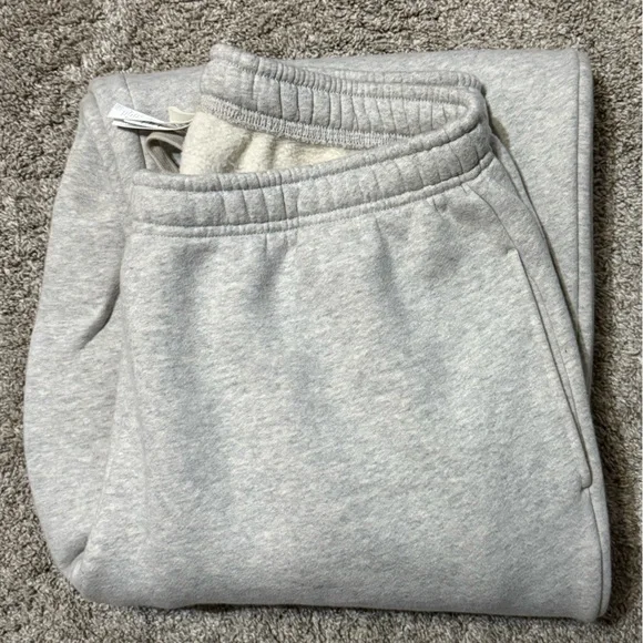 EUC Skims Heavyweight Fleece Oversized Joggers in Light Heather Grey. Large - Picture 13 of 16